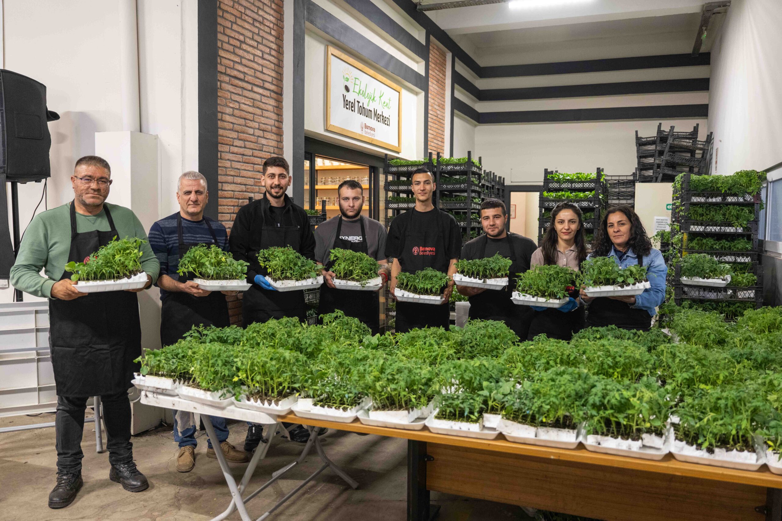Bornova’da toprağa can, üreticiye destek: 382 bin fideyle yaz bereketi başlıyor