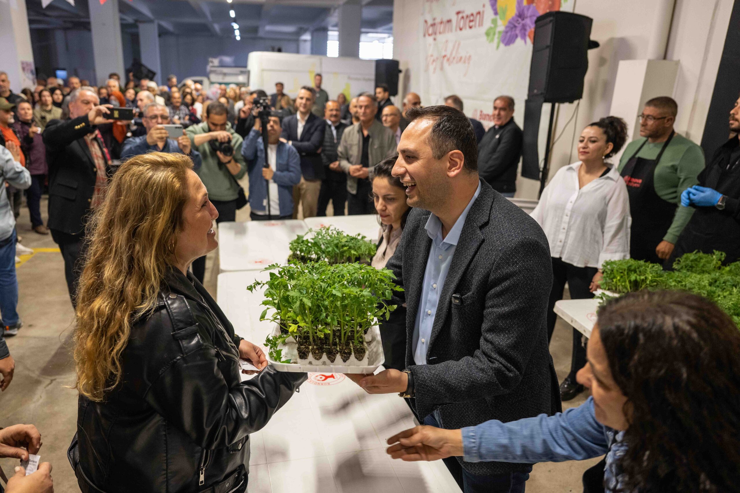 Bornova’da toprağa can, üreticiye destek: 382 bin fideyle yaz bereketi başlıyor