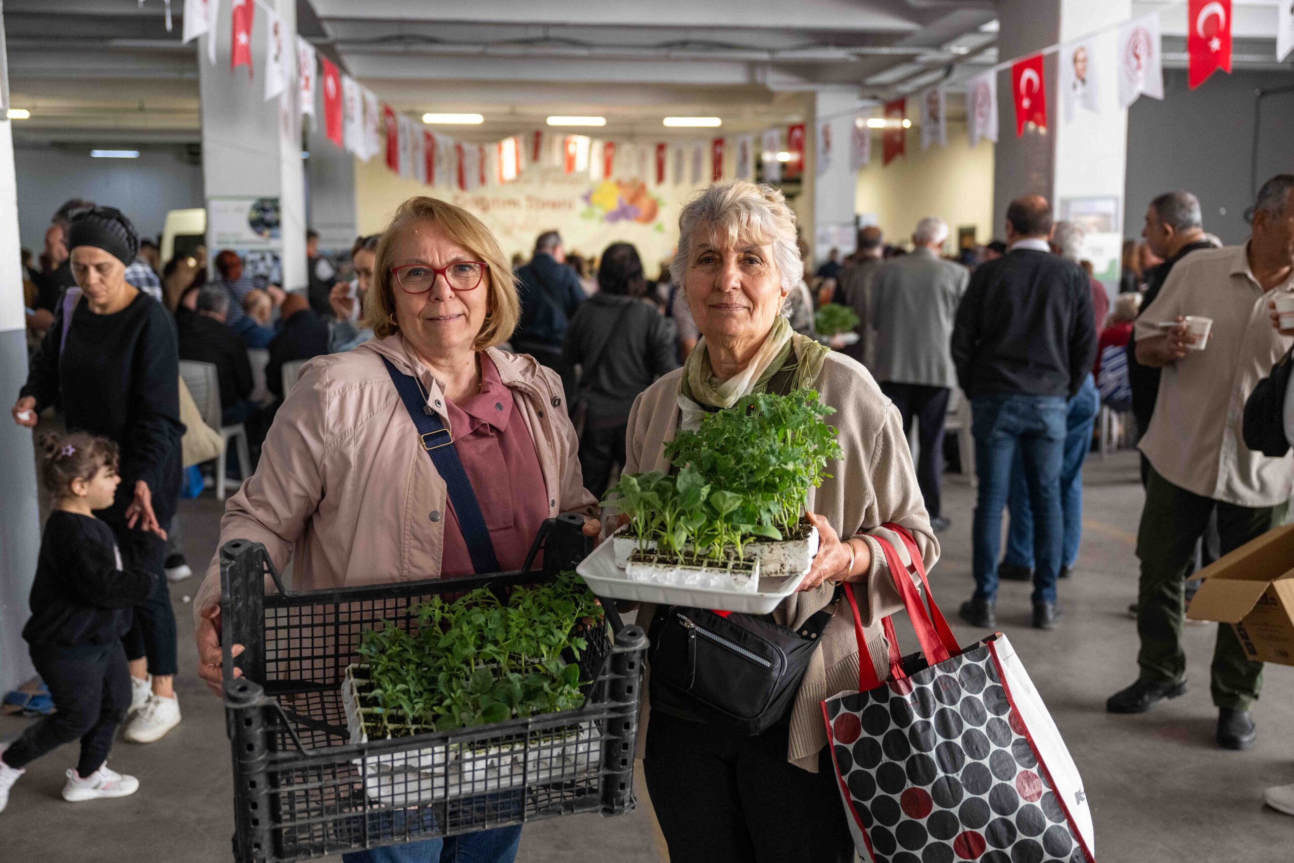 Bornova’da toprağa can, üreticiye destek: 382 bin fideyle yaz bereketi başlıyor