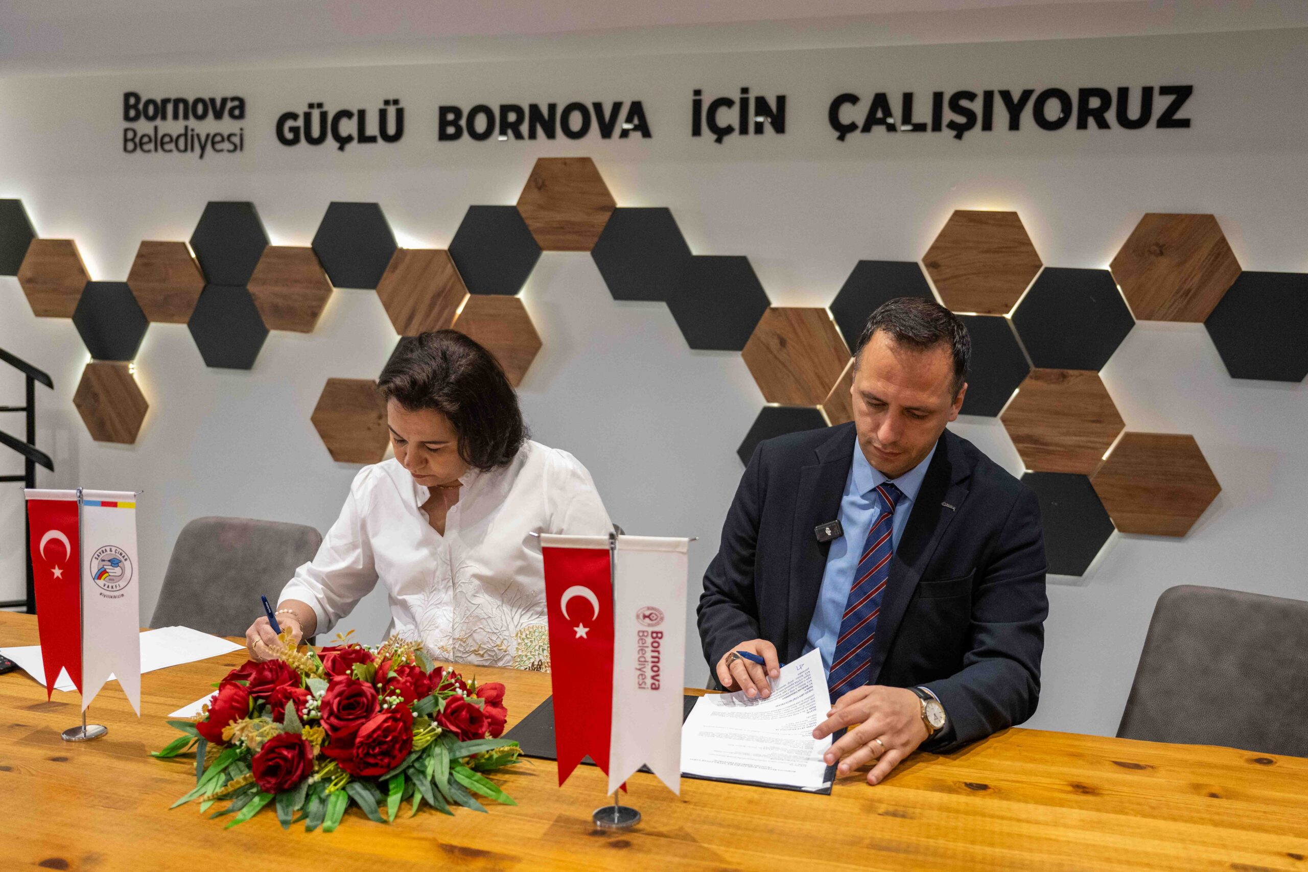 Bornova’da gençliğe güç birliği: Sayra ve Çınar’ın adı umuda dönüşüyor!