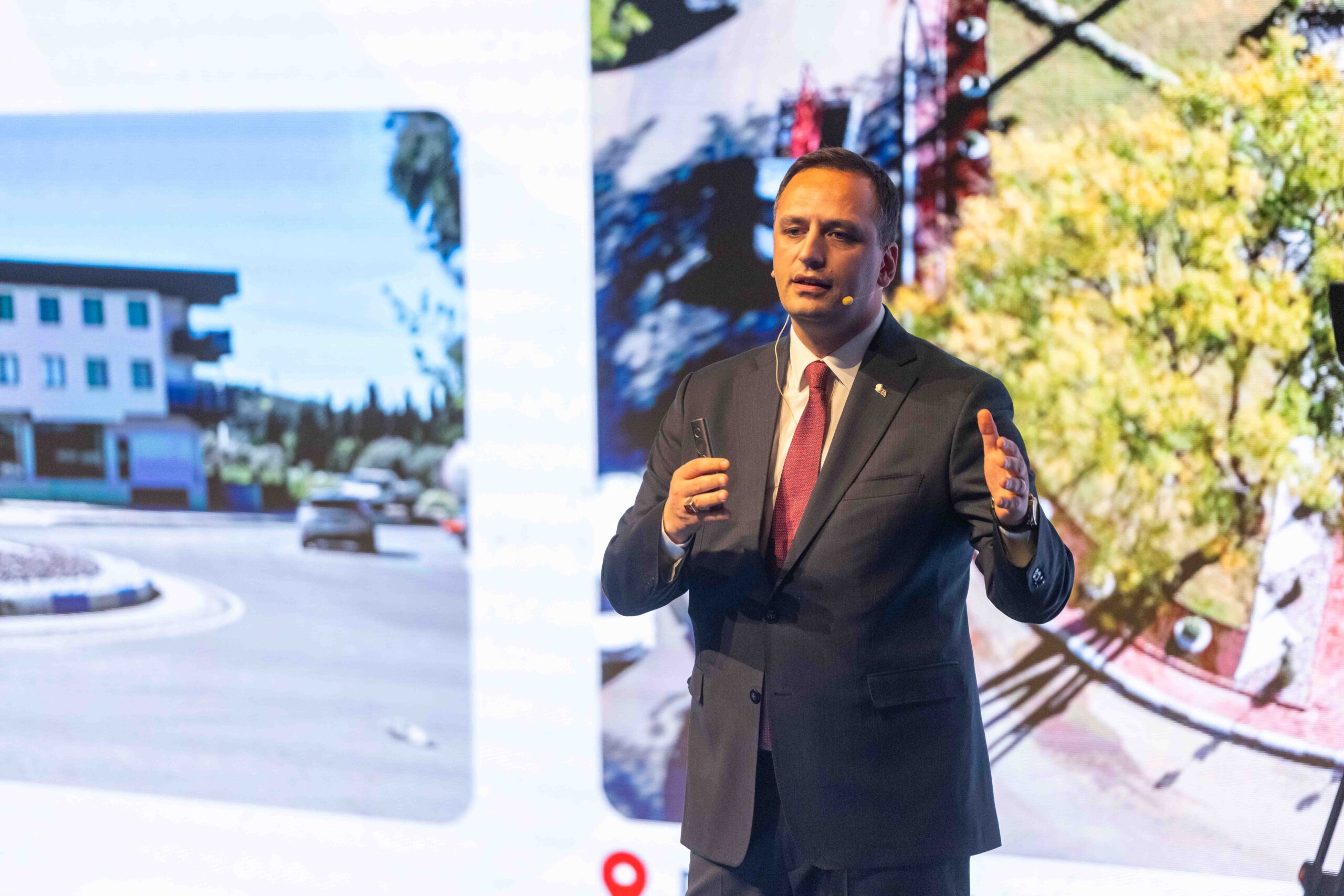 Bornova’da 2 yılın görkemli tablosu: 66 dakikalık sunum, dakikalarca ayakta alkış