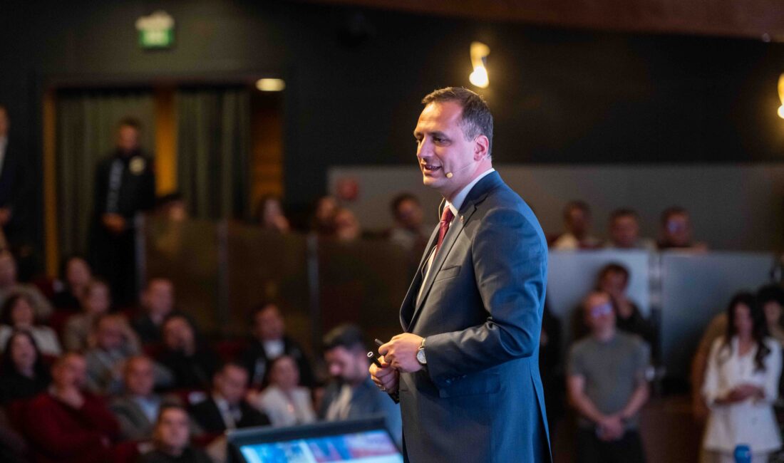 Bornova Belediye Başkanı Ömer Eşki, 2. Yıl Faaliyet Toplantısı’nda, göreve geldiği