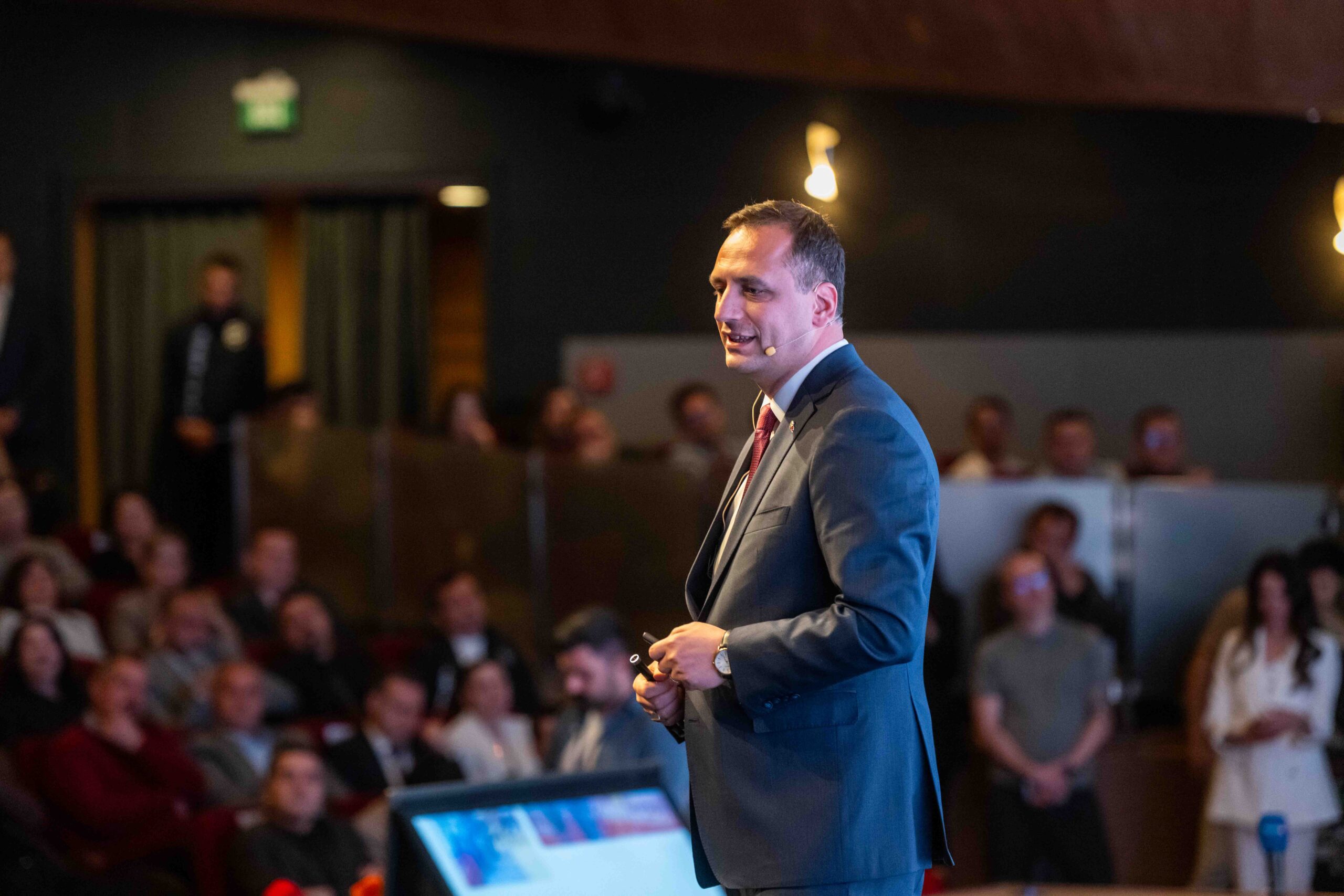 Bornova’da 2 yılın görkemli tablosu: 66 dakikalık sunum, dakikalarca ayakta alkış