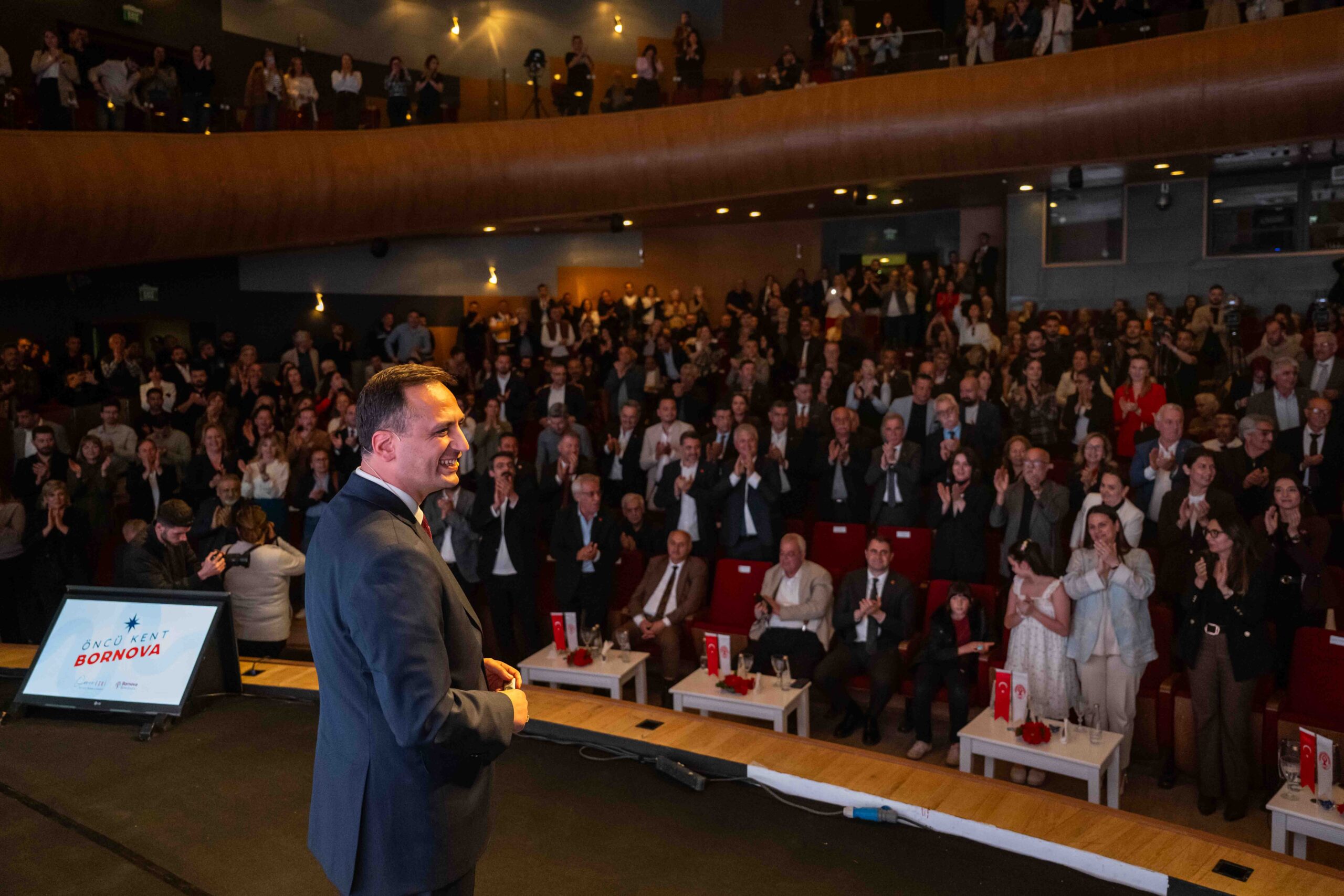 Bornova’da 2 yılın görkemli tablosu: 66 dakikalık sunum, dakikalarca ayakta alkış