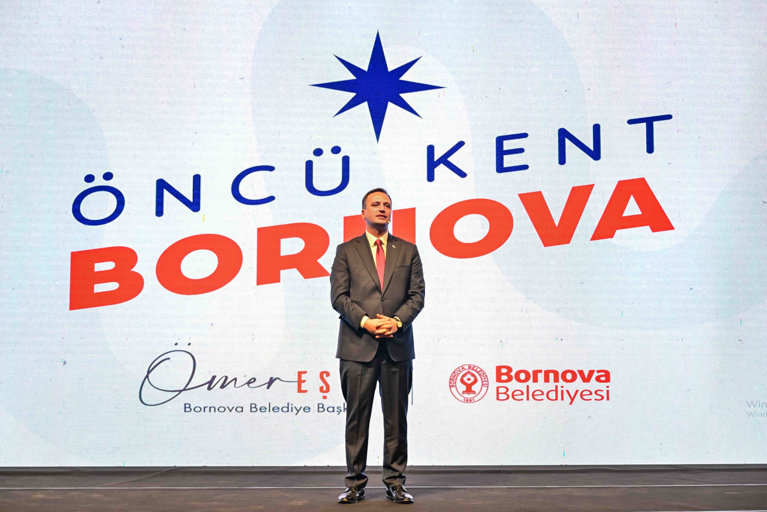 Bornova’da 2 yılın görkemli tablosu: 66 dakikalık sunum, dakikalarca ayakta alkış