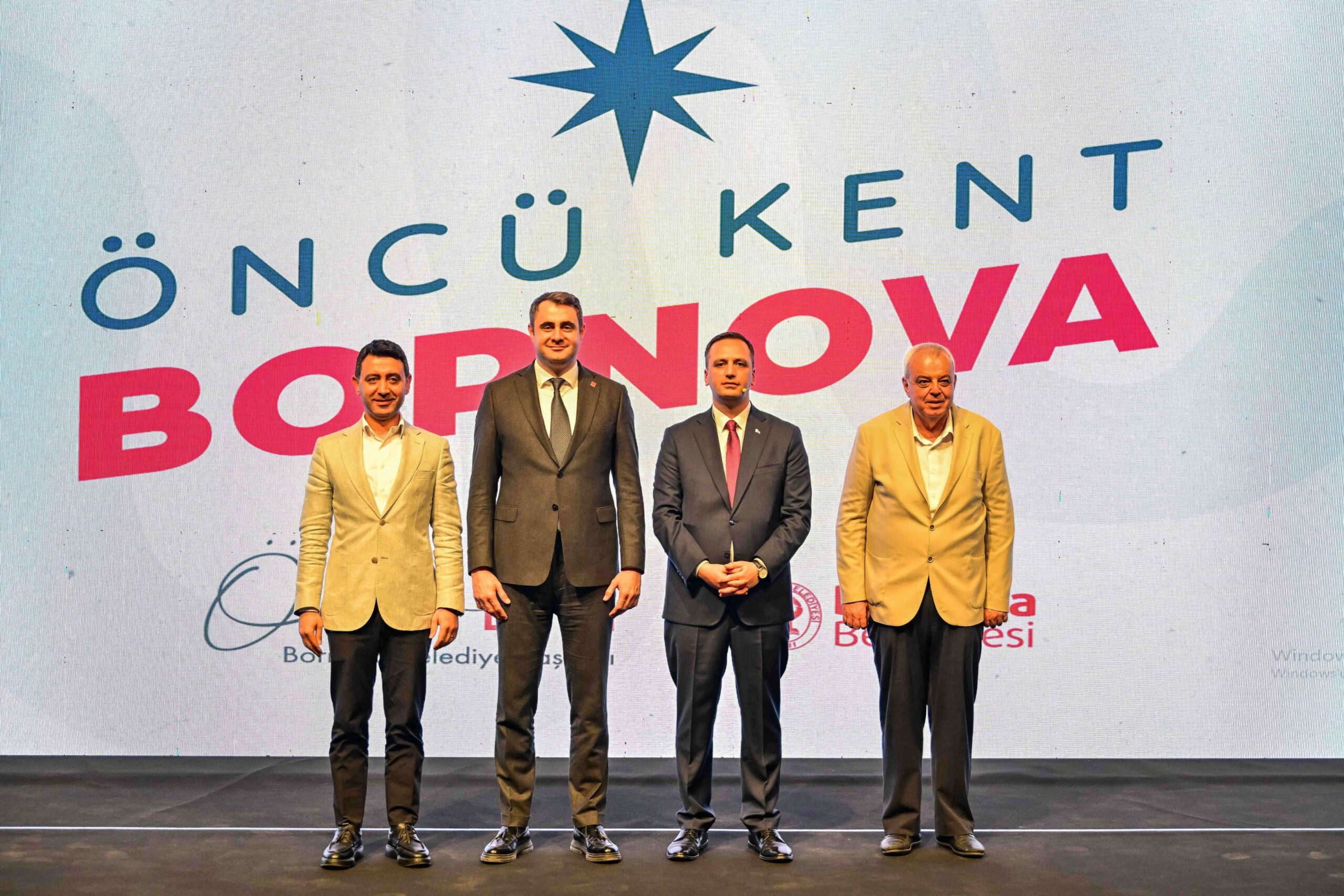 Bornova’da 2 yılın görkemli tablosu: 66 dakikalık sunum, dakikalarca ayakta alkış