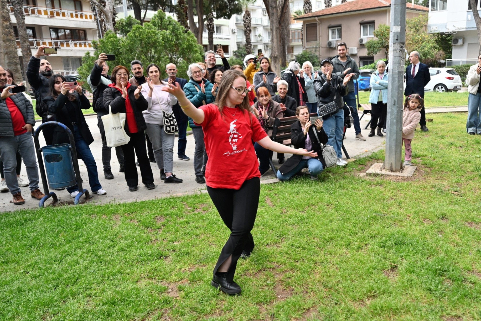 +1 Down Kafe’de anlamlı buluşma: Bornova’da engel tanımayan ritimler kalplere dokundu