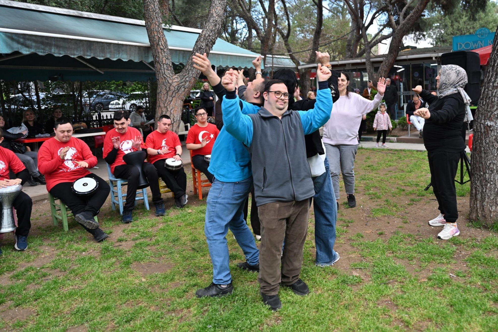 +1 Down Kafe’de anlamlı buluşma: Bornova’da engel tanımayan ritimler kalplere dokundu