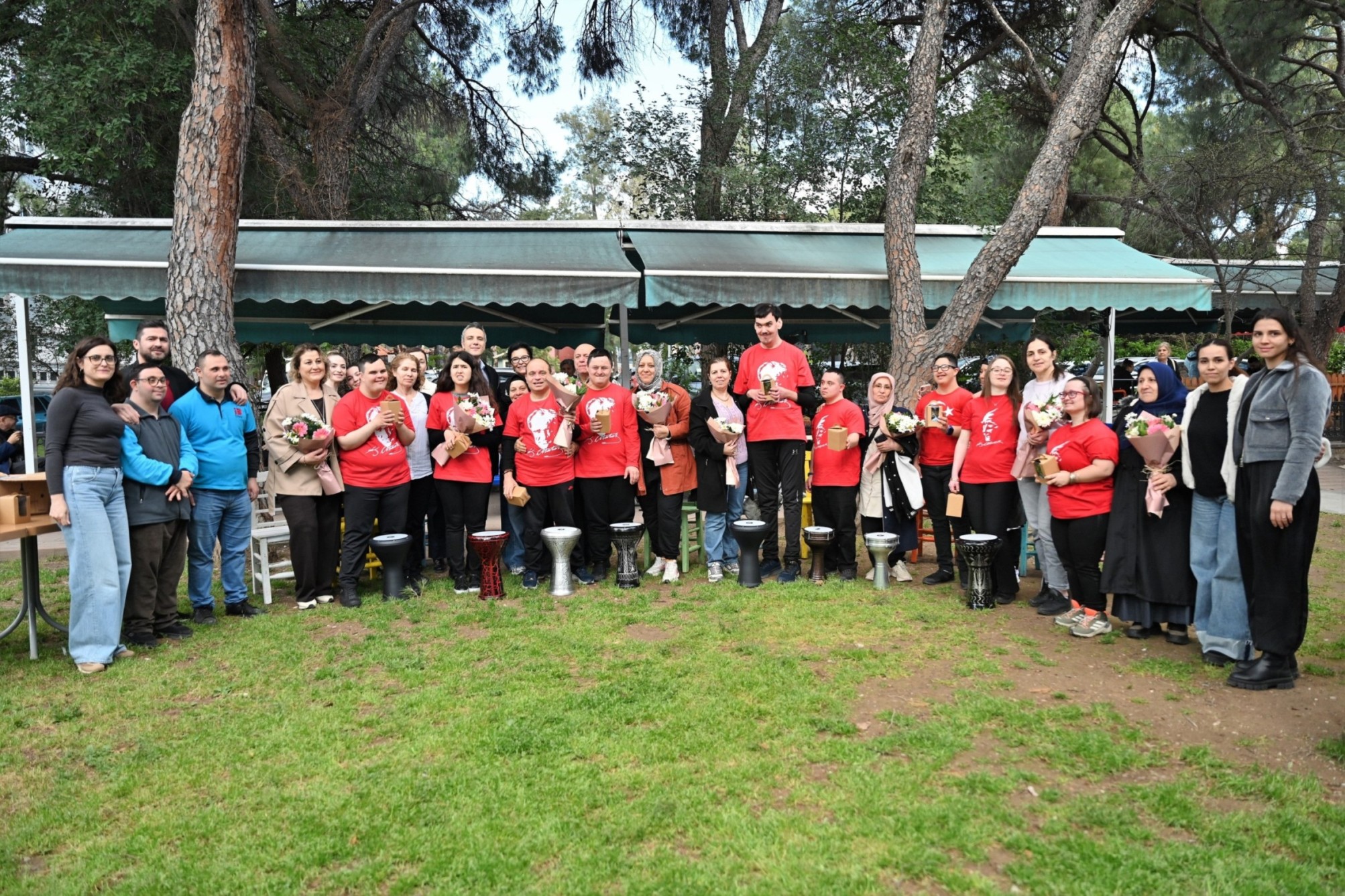 +1 Down Kafe’de anlamlı buluşma: Bornova’da engel tanımayan ritimler kalplere dokundu