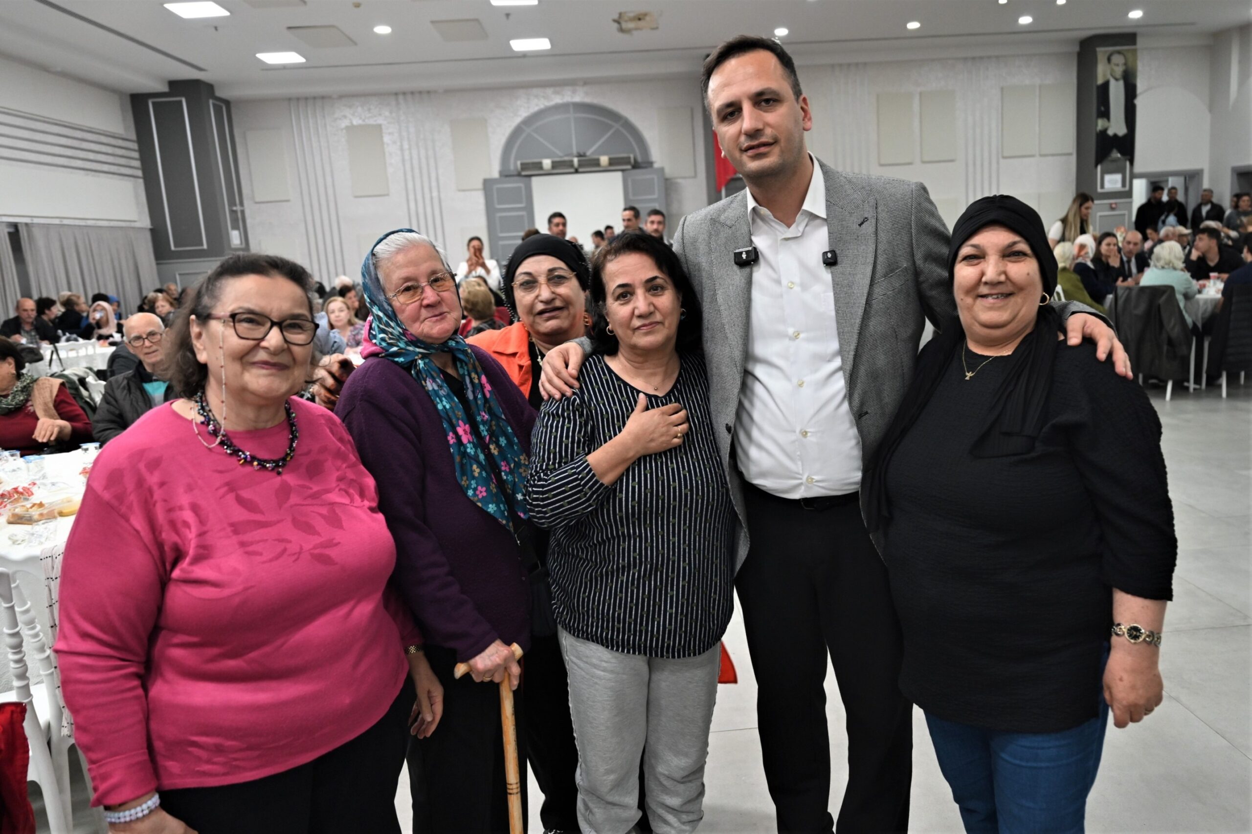 Bornova Belediye Başkanı Ömer Eşki, Kent Kasap yararlanıcılarıyla buluştu.