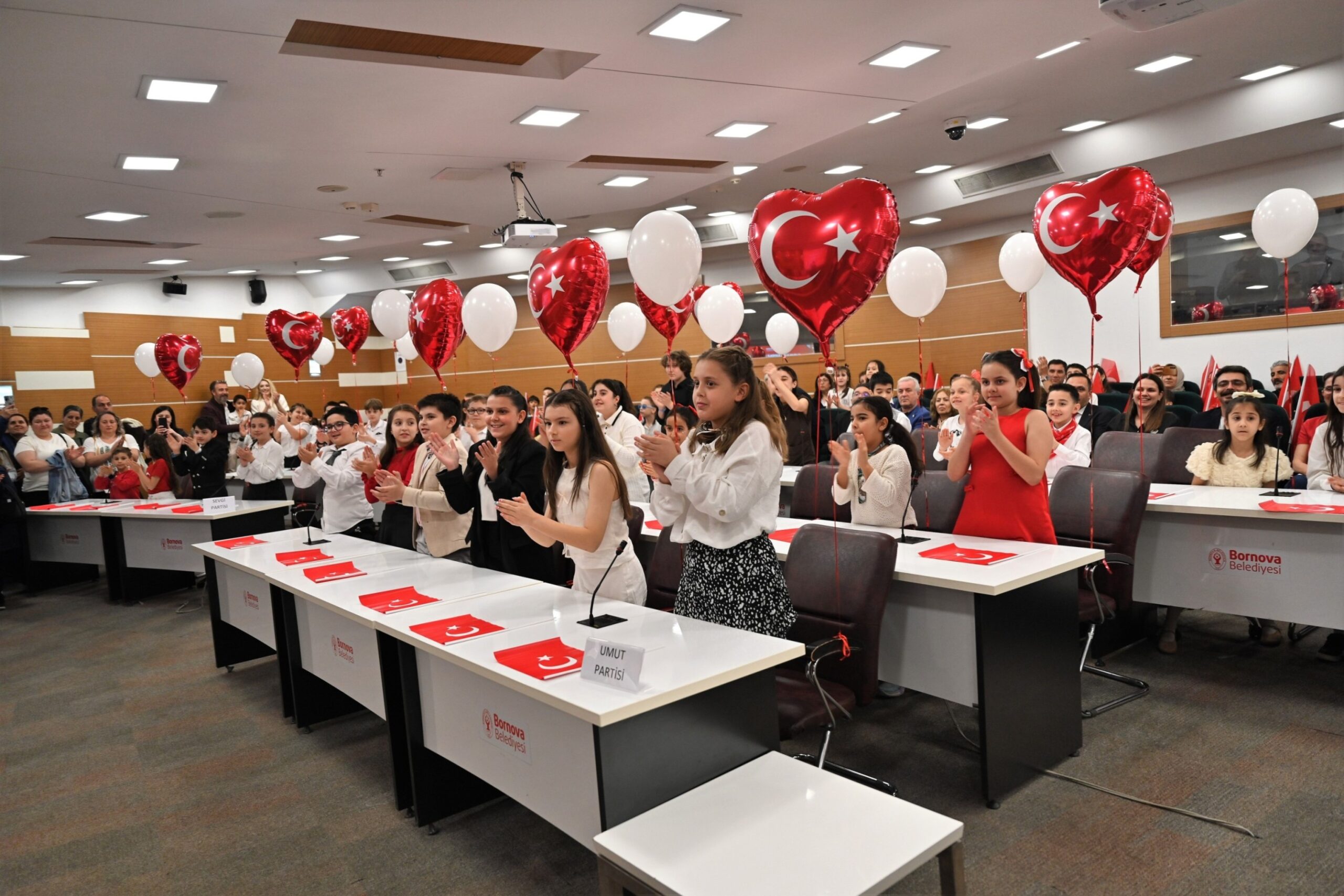 23 Nisan ruhu Bornova’da çocukların sesiyle yükseldi: “Bir çocuk konuşursa dünya değişir”
