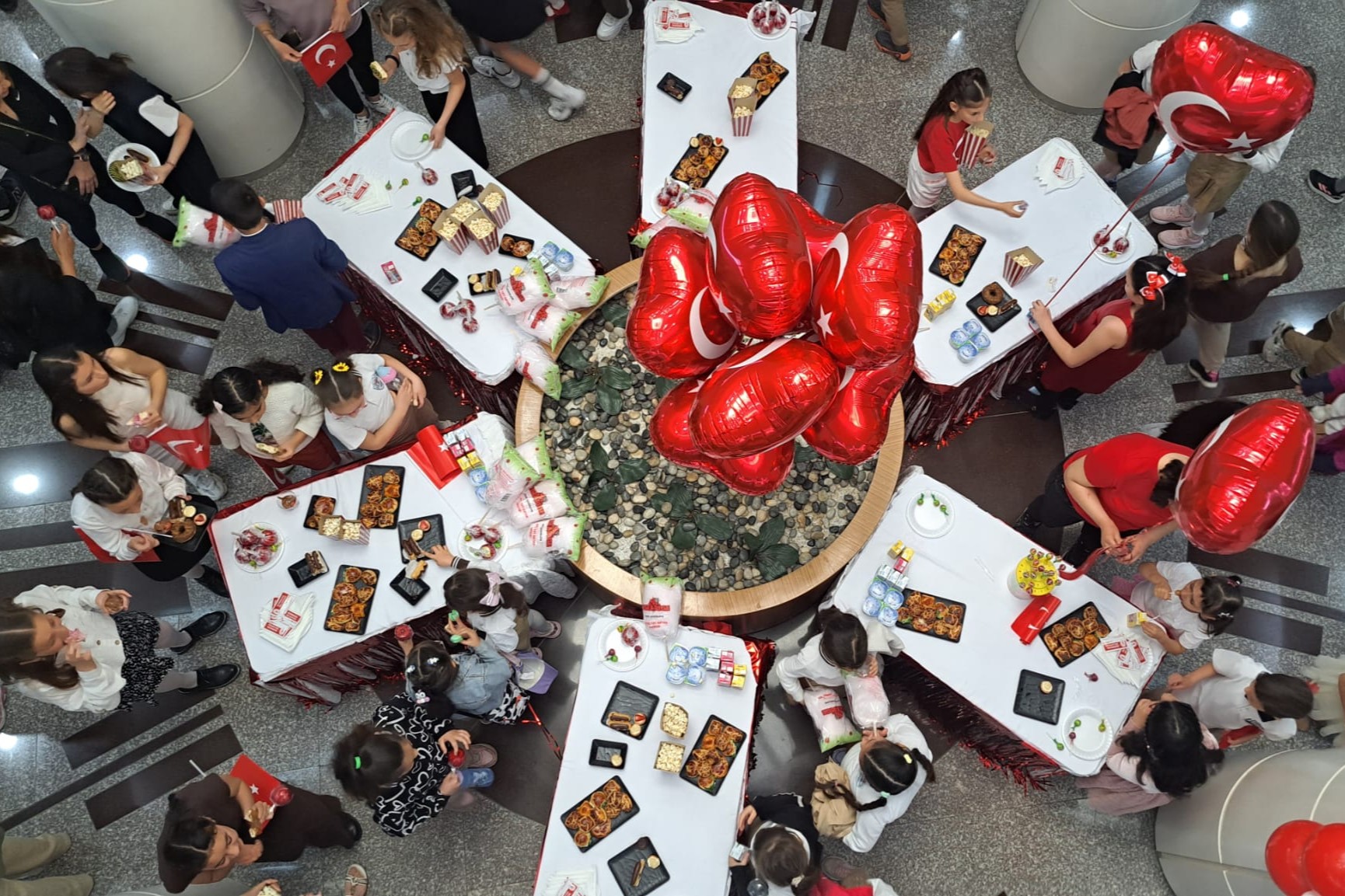 23 Nisan ruhu Bornova’da çocukların sesiyle yükseldi: “Bir çocuk konuşursa dünya değişir”