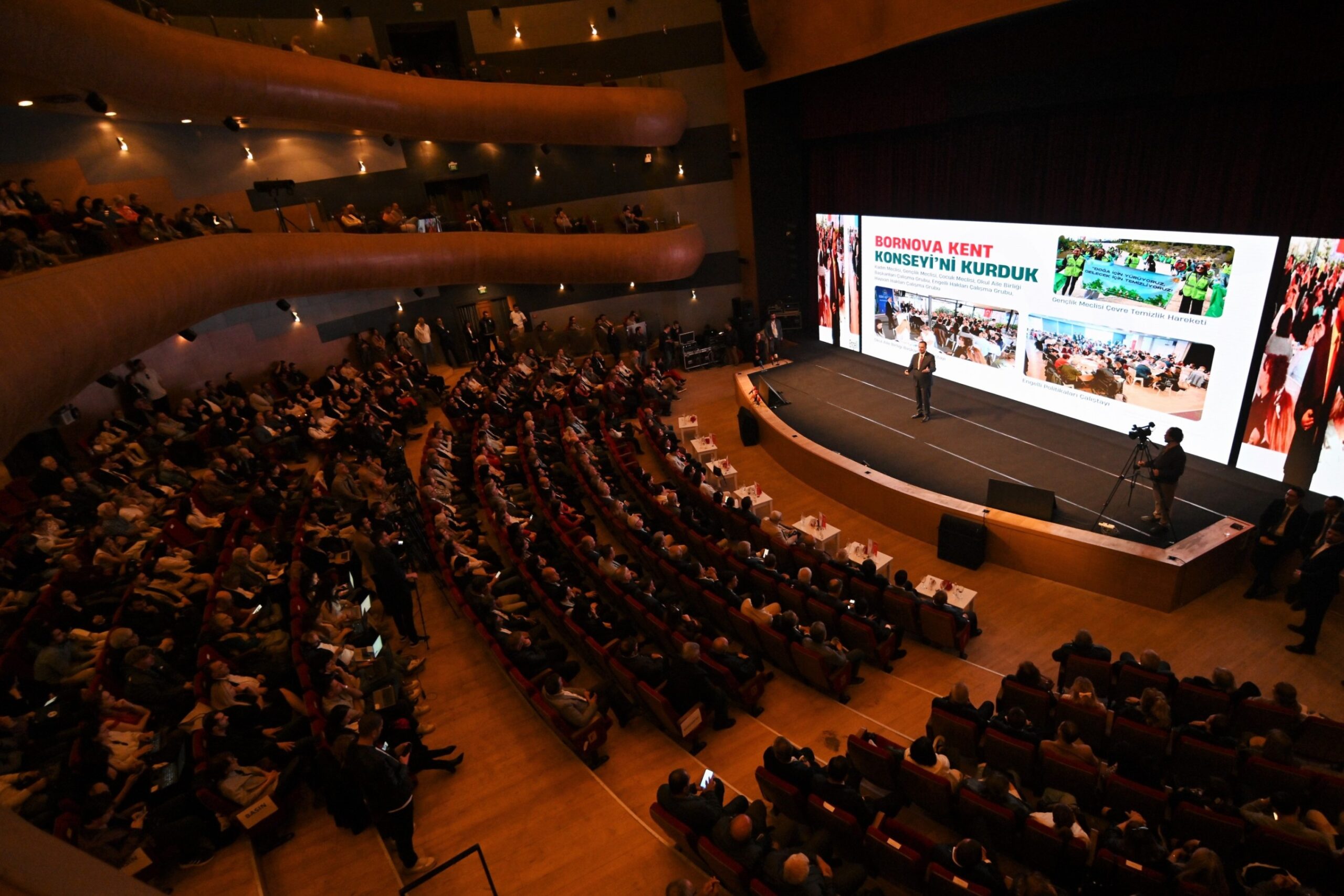 Bornova’da 2 yılın görkemli tablosu: 66 dakikalık sunum, dakikalarca ayakta alkış