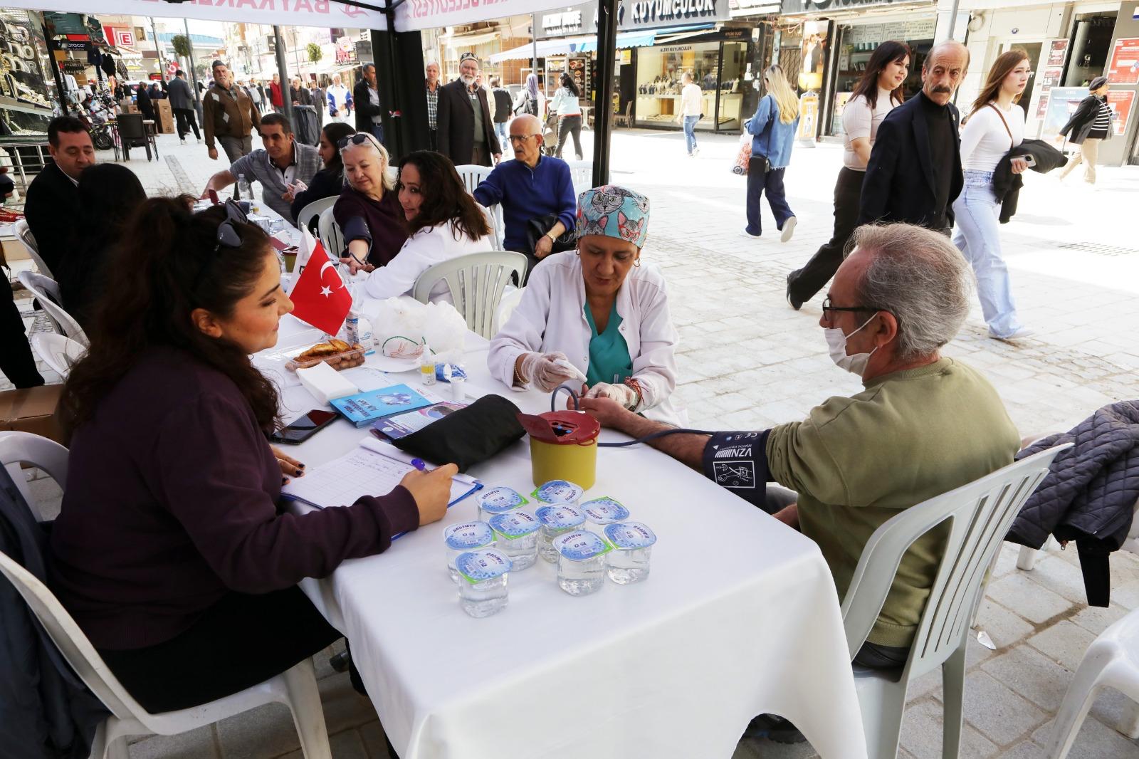 Bayraklı’da Sağlık Haftası: 7 gün 24 saat kesintisiz sağlık desteği 2 Bayraklı’da Sağlık Haftası: 7 gün 24 saat kesintisiz sağlık desteği