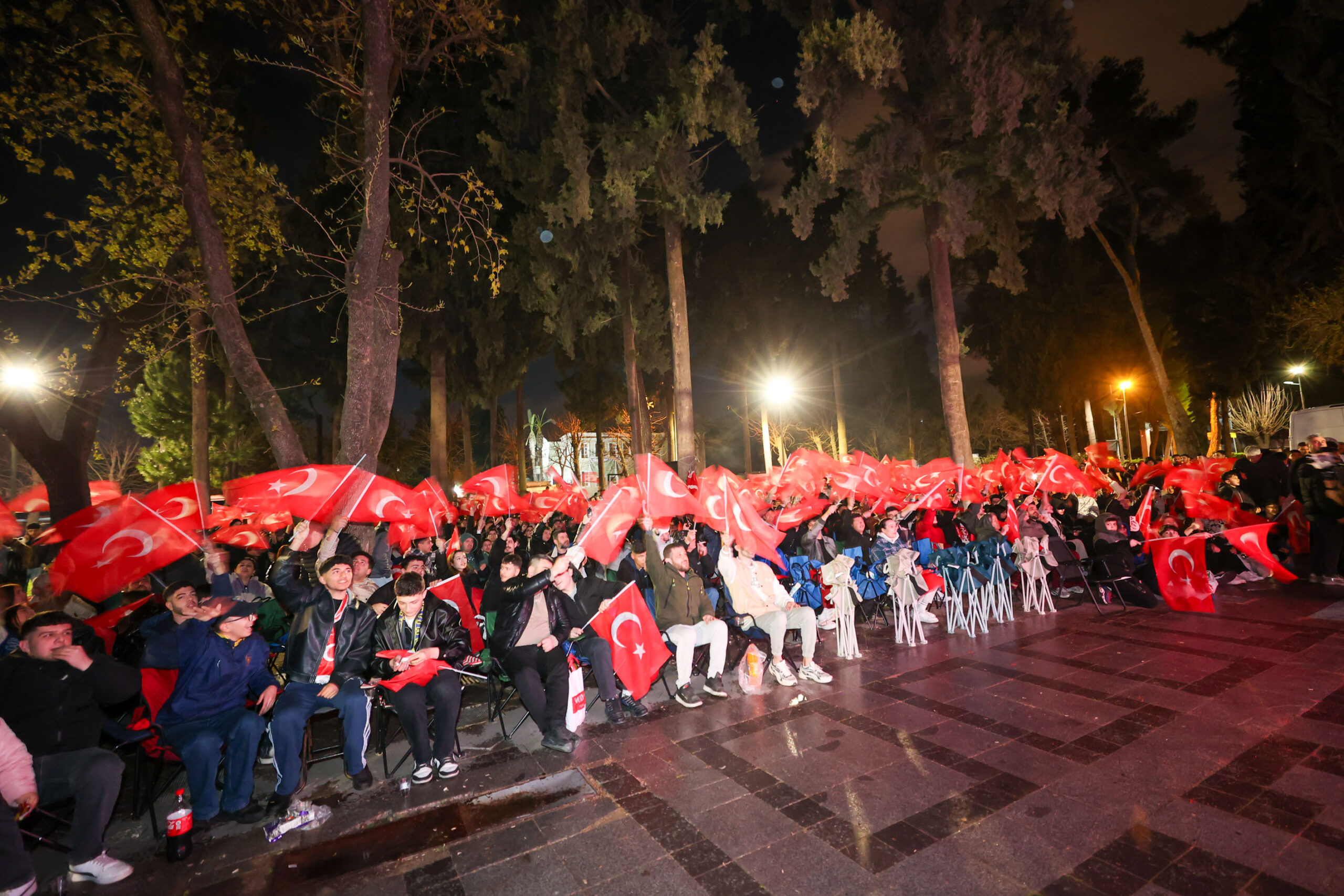 Buca'da millilerimiz için Ay Yıldızlı coşku: Başkan Duman'ın tahmini tuttu 1 Buca'da millilerimiz için Ay Yıldızlı coşku: Başkan Duman'ın tahmini tuttu