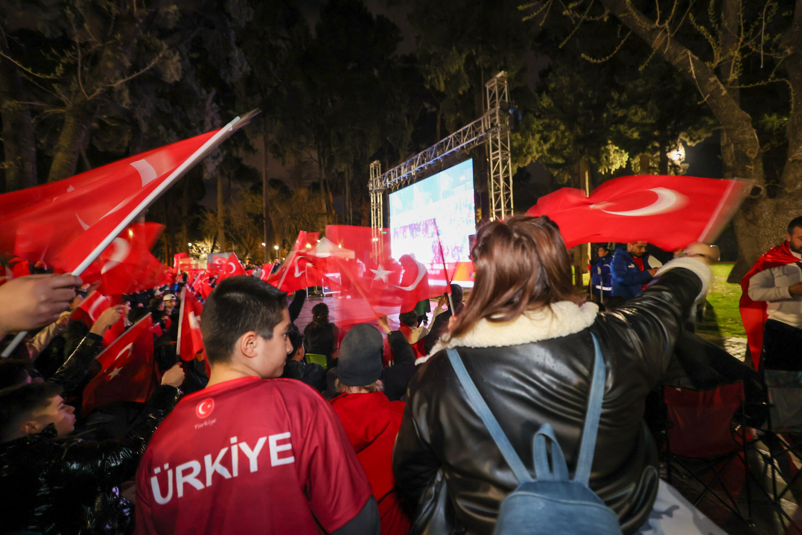 Buca'da millilerimiz için Ay Yıldızlı coşku: Başkan Duman'ın tahmini tuttu 3 Buca'da millilerimiz için Ay Yıldızlı coşku: Başkan Duman'ın tahmini tuttu