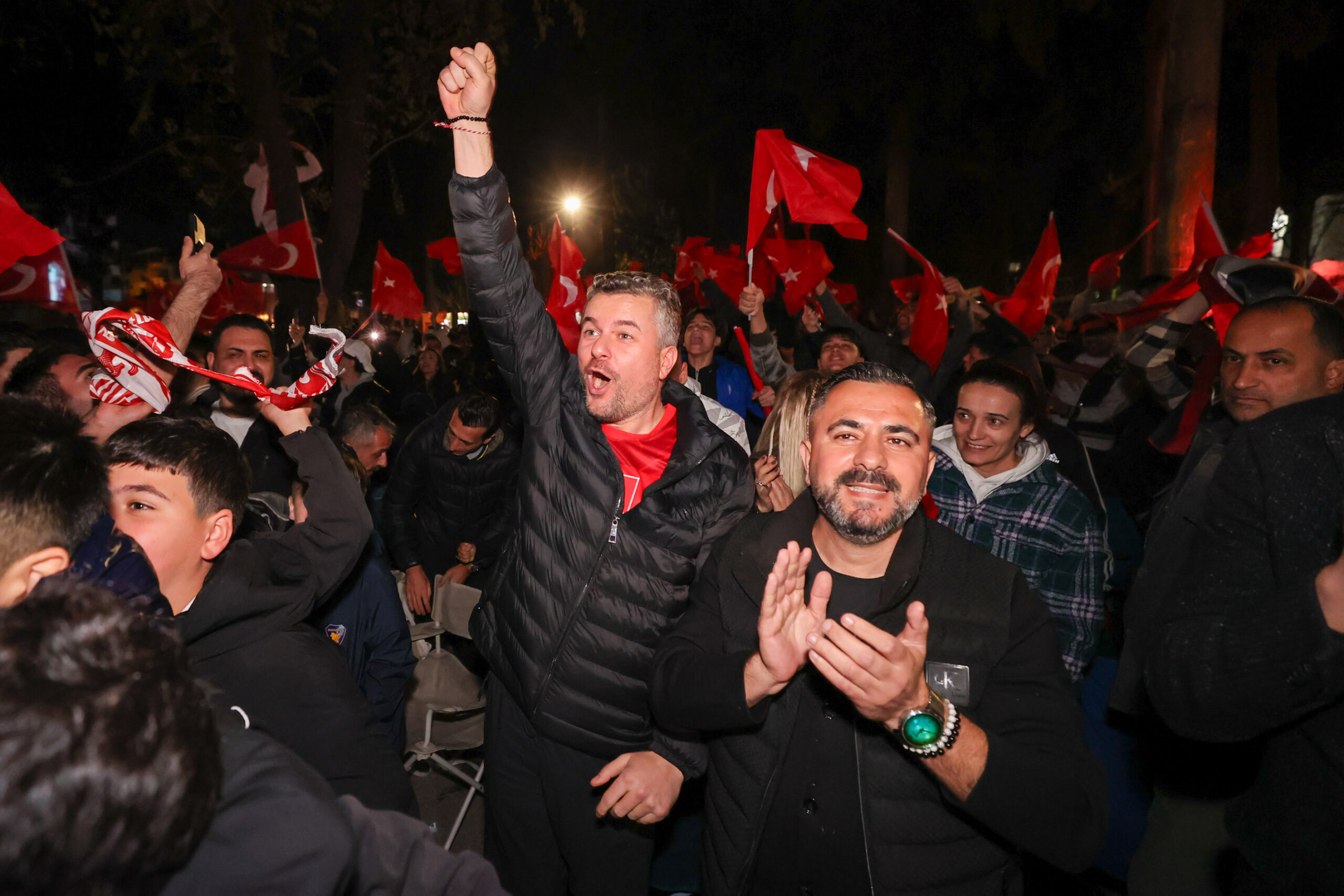 Buca'da millilerimiz için Ay Yıldızlı coşku: Başkan Duman'ın tahmini tuttu 4 Buca'da millilerimiz için Ay Yıldızlı coşku: Başkan Duman'ın tahmini tuttu