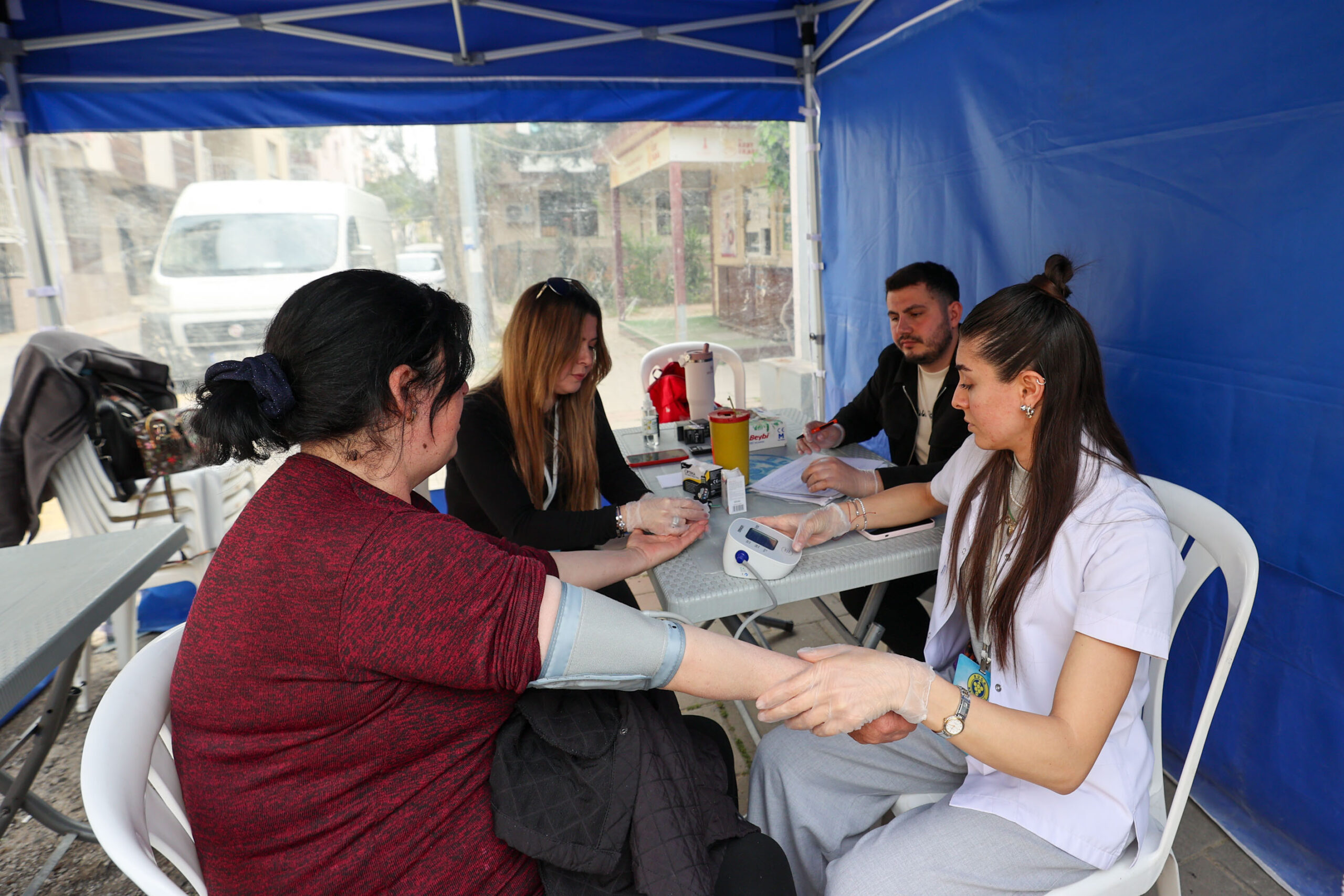 Buca'da 'sağlık kapınızda': Mobil ekipler ücretsiz tansiyon ve şeker ölçümünde