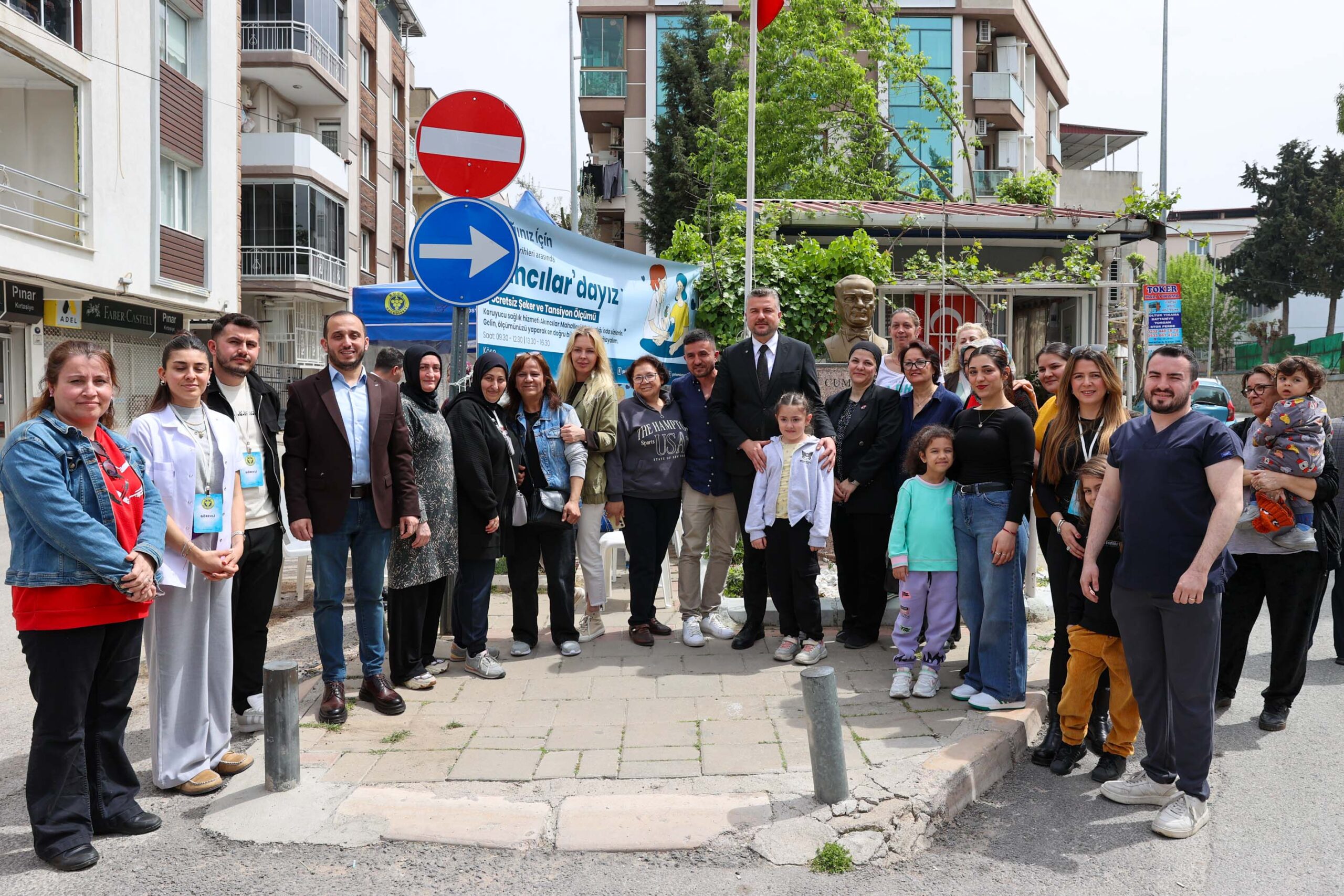 Buca'da 'sağlık kapınızda': Mobil ekipler ücretsiz tansiyon ve şeker ölçümünde