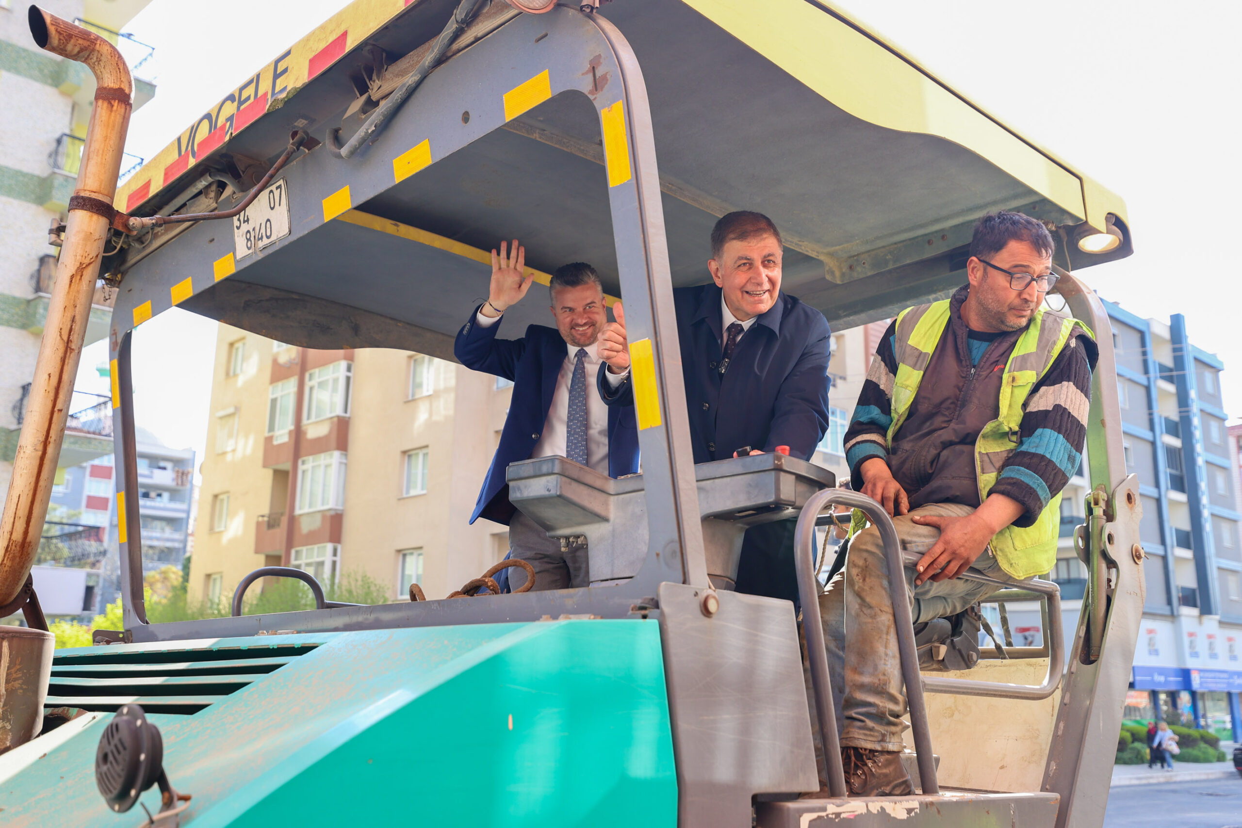 Buca'da yol çilesi 6 ay içinde bitecek: Kilometrelerce yola sıcak asfalt