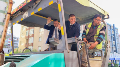 Buca’nın yollarında "sıcak asfalt" mesaisi hız kesmeden devam ediyor! 

İzmir