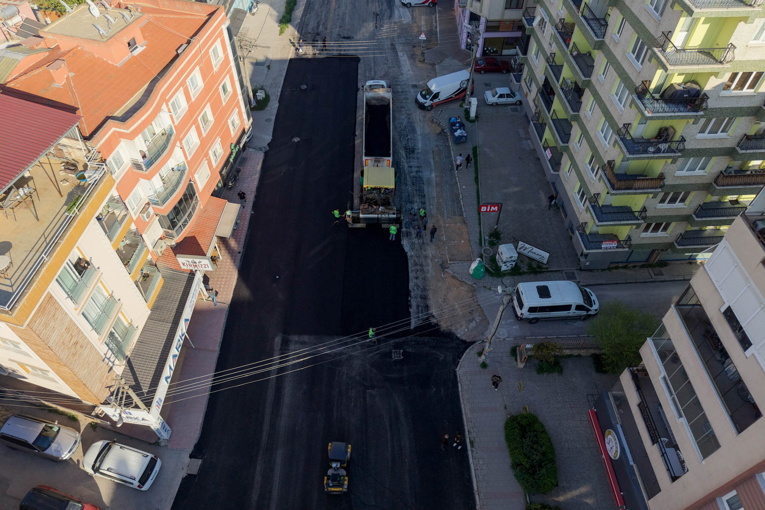 Buca'da yol çilesi 6 ay içinde bitecek: Kilometrelerce yola sıcak asfalt