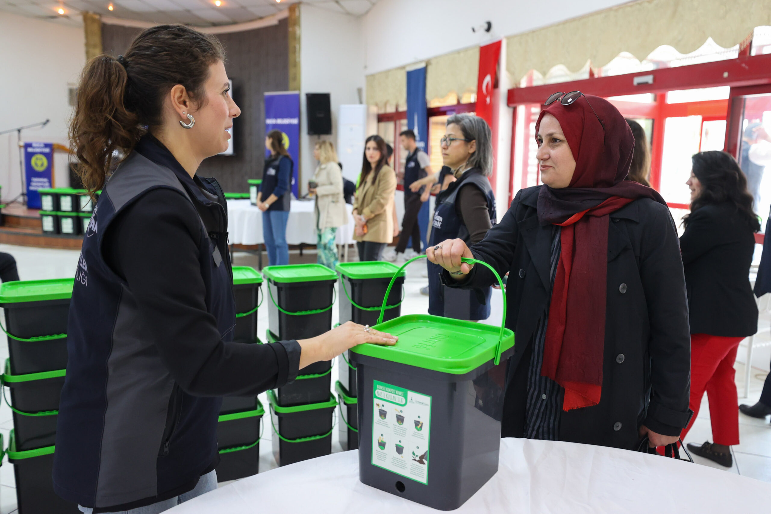 Buca’da mutfak atıkları çöpe değil toprağa: Bokaşi kompostu eğitimine yoğun ilgi