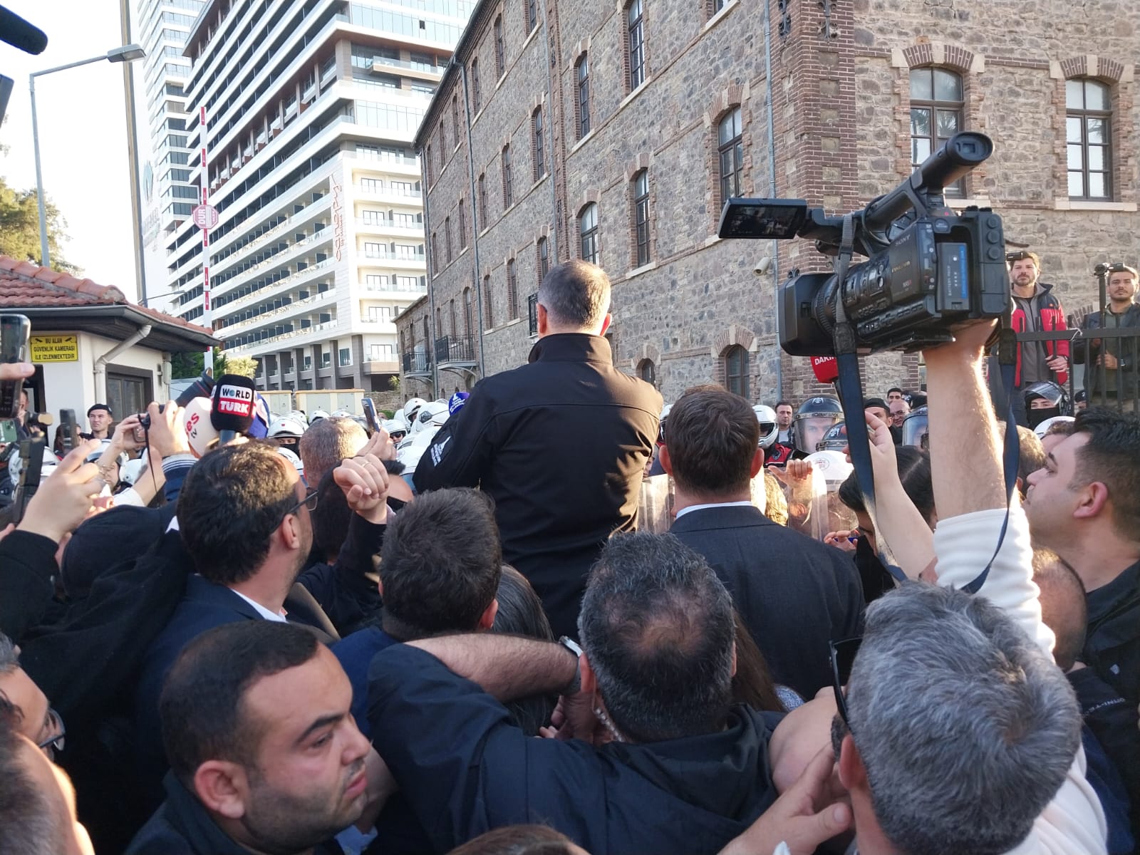 Cemil Tugay Meslek Fabrikası'na koştu: Slogan ve alkışlarla karşılandı 3 Cemil Tugay Meslek Fabrikası'na koştu: Slogan ve alkışlarla karşılandı