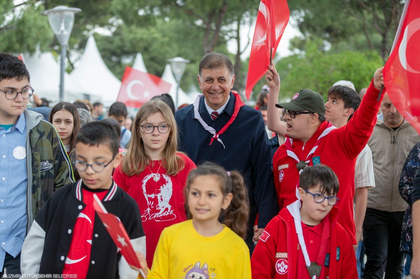 En güzel 23 Nisan İzmir’de kutlandı: Tugay çocukların sevincine ortak oldu!