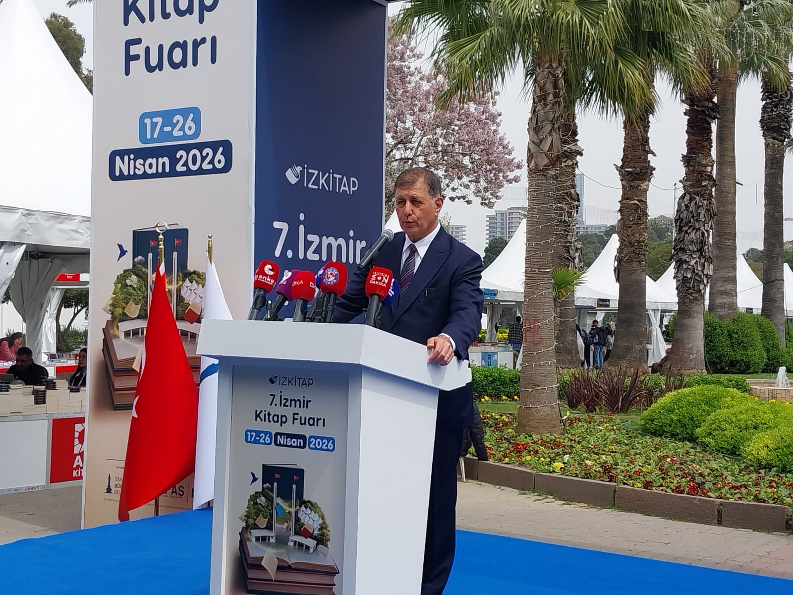 İzmir’in baharı kitapla müjdelendi! İZKİTAP Kültürpark’ta ziyarete açıldı