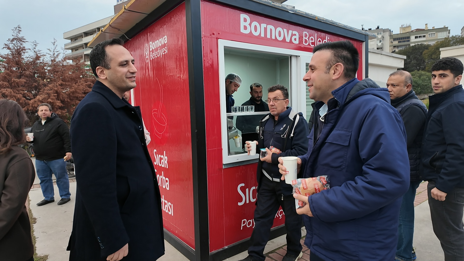 Bornova’da sıcak dayanışma büyüyor: Çorba ikramı Manisa yoluna ulaştı