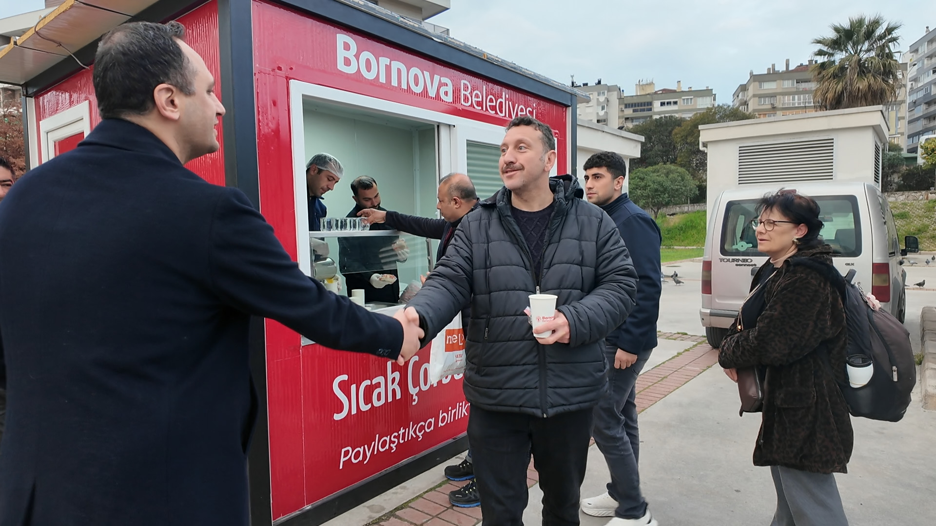Bornova’da sıcak dayanışma büyüyor: Çorba ikramı Manisa yoluna ulaştı