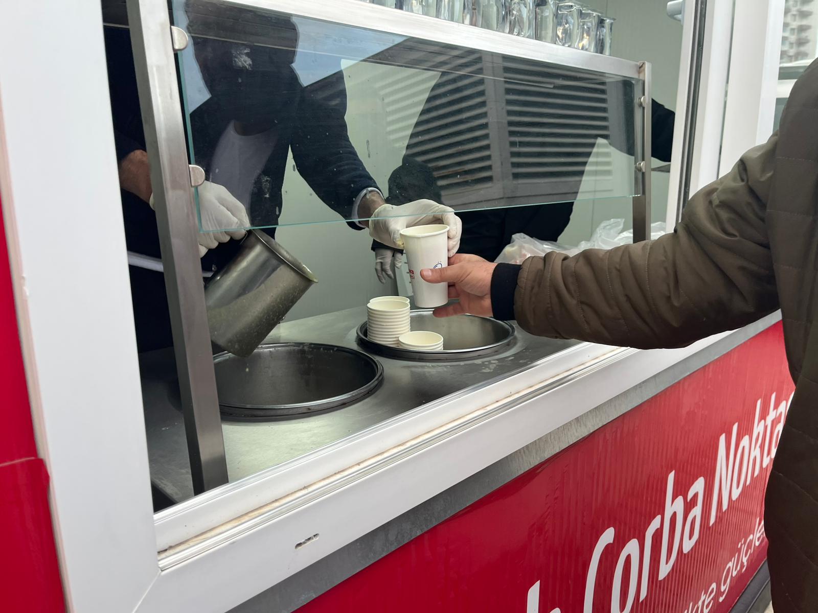 Bornova’da sıcak dayanışma büyüyor: Çorba ikramı Manisa yoluna ulaştı