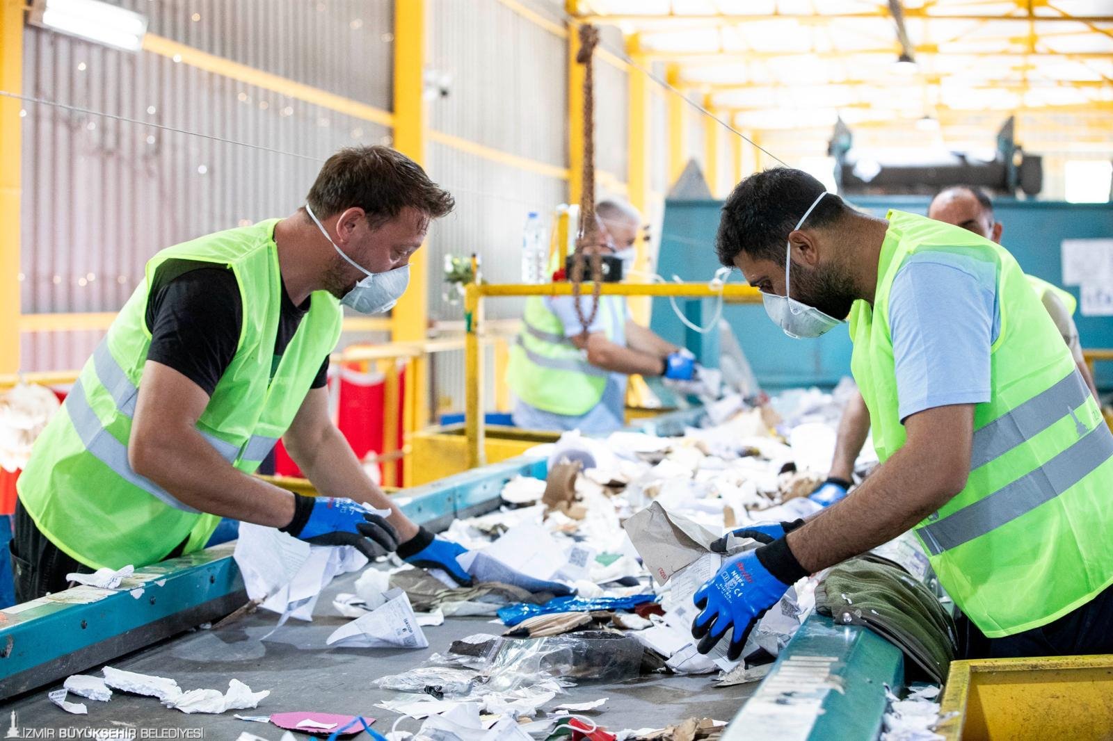 İzmir'in 'yeşil dönüşüm' hamlesi: Atıktan elektrik evde geri dönüşüm!