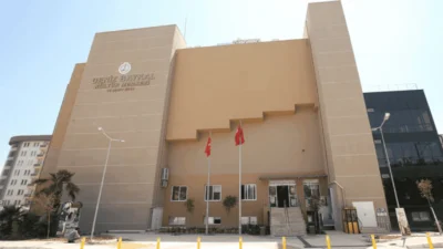 Deniz Baykal Kültür Merkezi'nin tamamı eğitime ayrıldı. Belediye meclisi, binanın