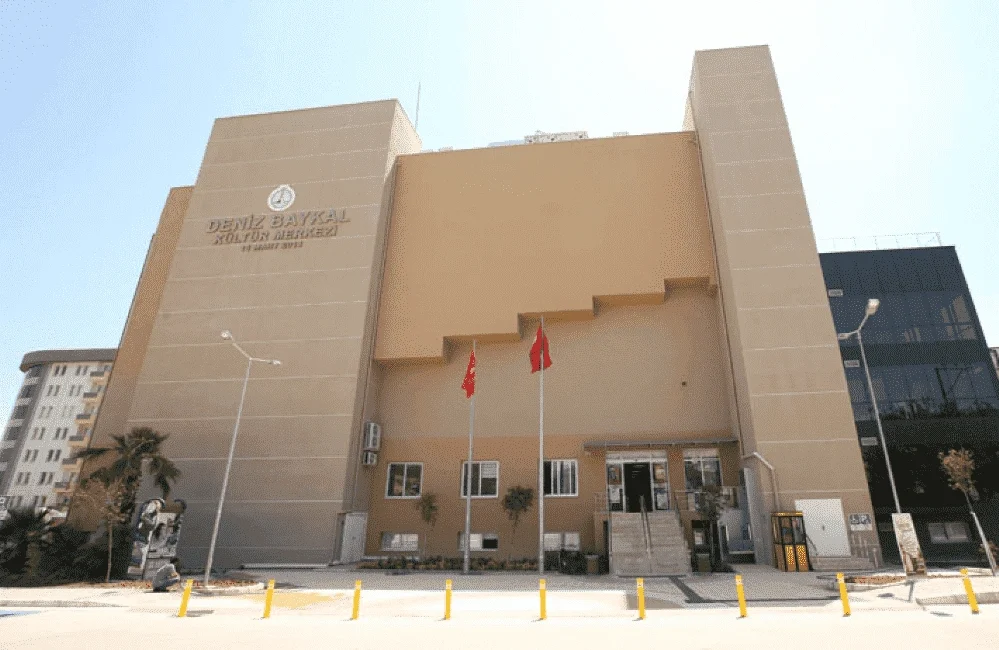 Deniz Baykal Kültür Merkezi'nin tamamı eğitime ayrıldı. Belediye meclisi, binanın