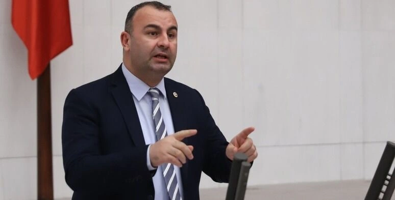 İzmir Meslek Fabrikası’na 05.00 ablukası! CHP’li vekillerden sert tepki: “Meslek Fabrikası’nı kaba kuvvetle alamazsınız!” 1 İzmir Meslek Fabrikası’na 05.00 ablukası! CHP’li vekillerden sert tepki: “Meslek Fabrikası’nı kaba kuvvetle alamazsınız!”