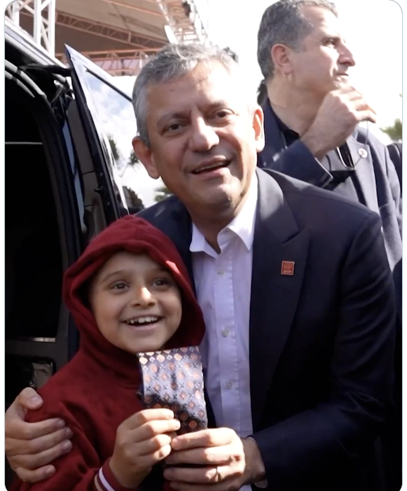 Özgür Özel İzmir'de kravatını hediye etti: 'Şu bakıştaki mutluluğu hiçbir şeye değişmem'