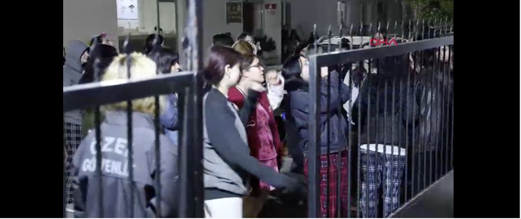 Buca'da kız yurdunda gıda zehirlenmesi: 28 öğrenci hastaneye kaldırıldı 2 Buca'da kız yurdunda gıda zehirlenmesi: 28 öğrenci hastaneye kaldırıldı