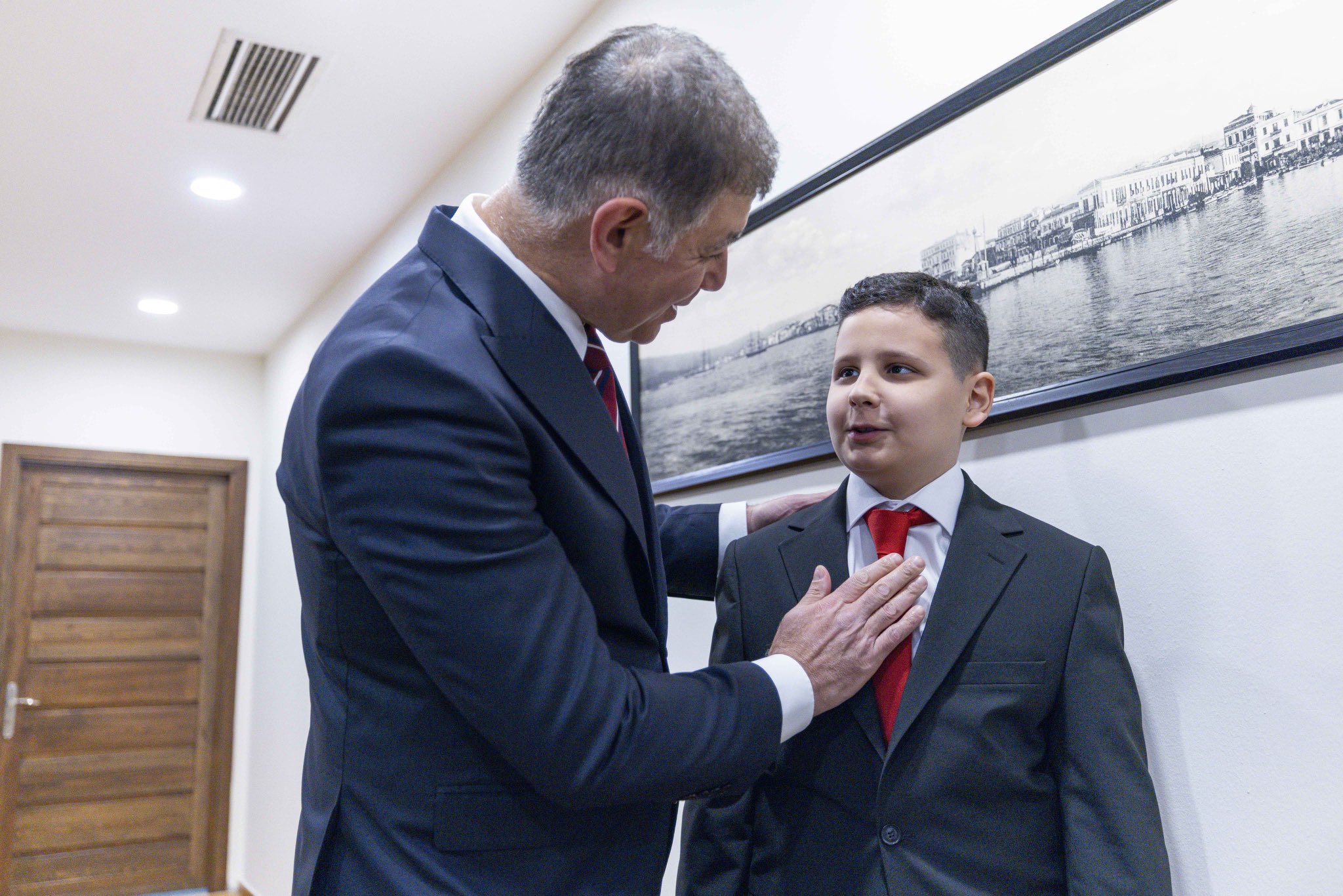 Başkan Tugay'ın koltuğuna Meryem ve Aras oturdu: 'Gelecek sizinle güzelleşecek'