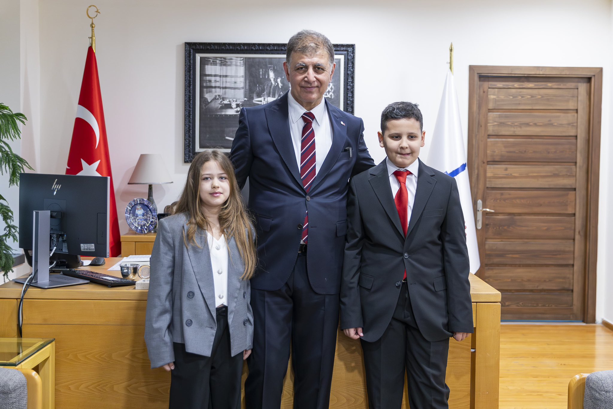 Başkan Tugay'ın koltuğuna Meryem ve Aras oturdu: 'Gelecek sizinle güzelleşecek'