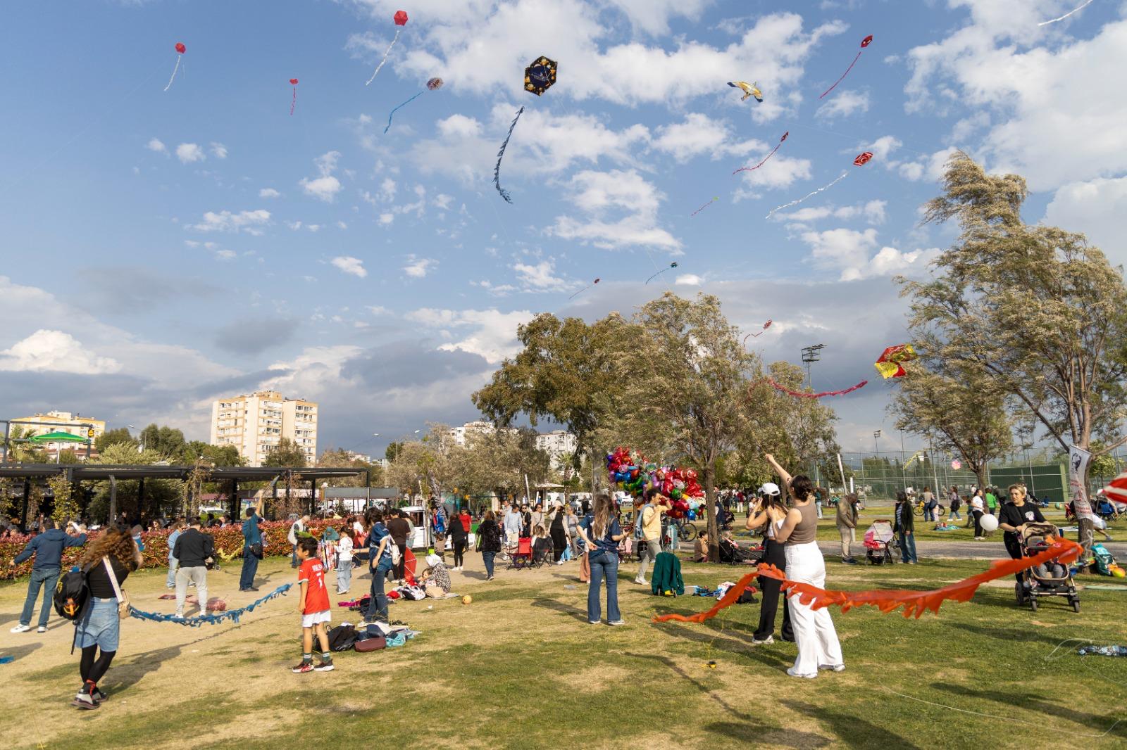 Karşıyaka’da 23 Nisan coşkusu: Başkanlık koltuğu Defne’ye emanet!