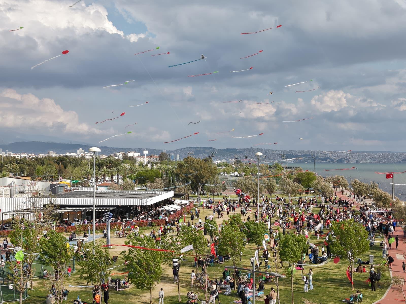 Karşıyaka’da 23 Nisan coşkusu: Başkanlık koltuğu Defne’ye emanet!