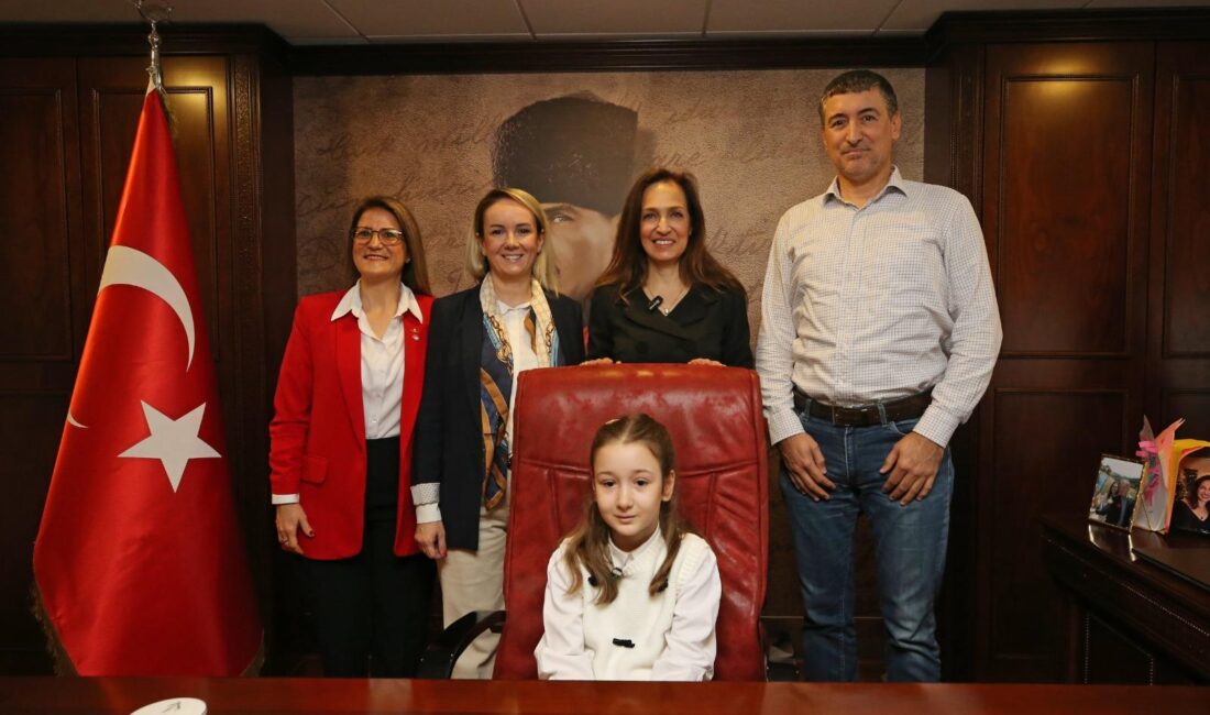 Karşıyaka Belediye Başkanı Yıldız Ünsal, 23 Nisan geleneğini bozmayarak makamını