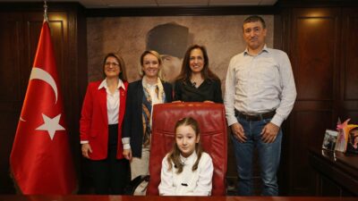 Karşıyaka Belediye Başkanı Yıldız Ünsal, 23 Nisan geleneğini bozmayarak makamını