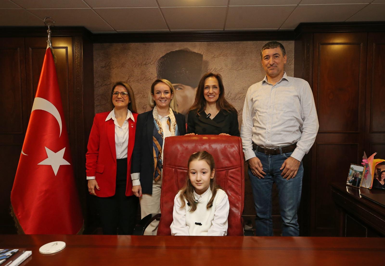 Karşıyaka’da 23 Nisan coşkusu: Başkanlık koltuğu Defne’ye emanet!