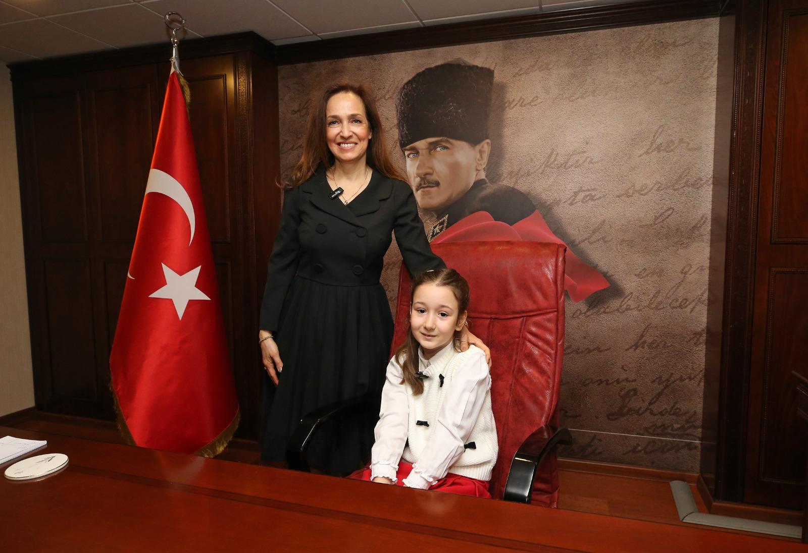 Karşıyaka’da 23 Nisan coşkusu: Başkanlık koltuğu Defne’ye emanet!