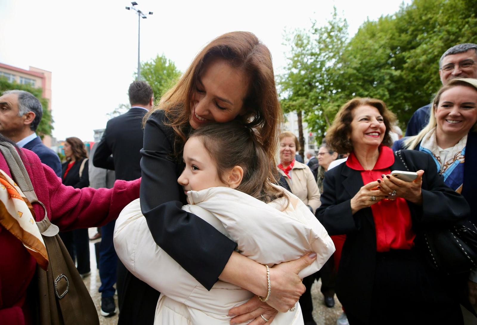 Karşıyaka’da 23 Nisan coşkusu: Başkanlık koltuğu Defne’ye emanet!