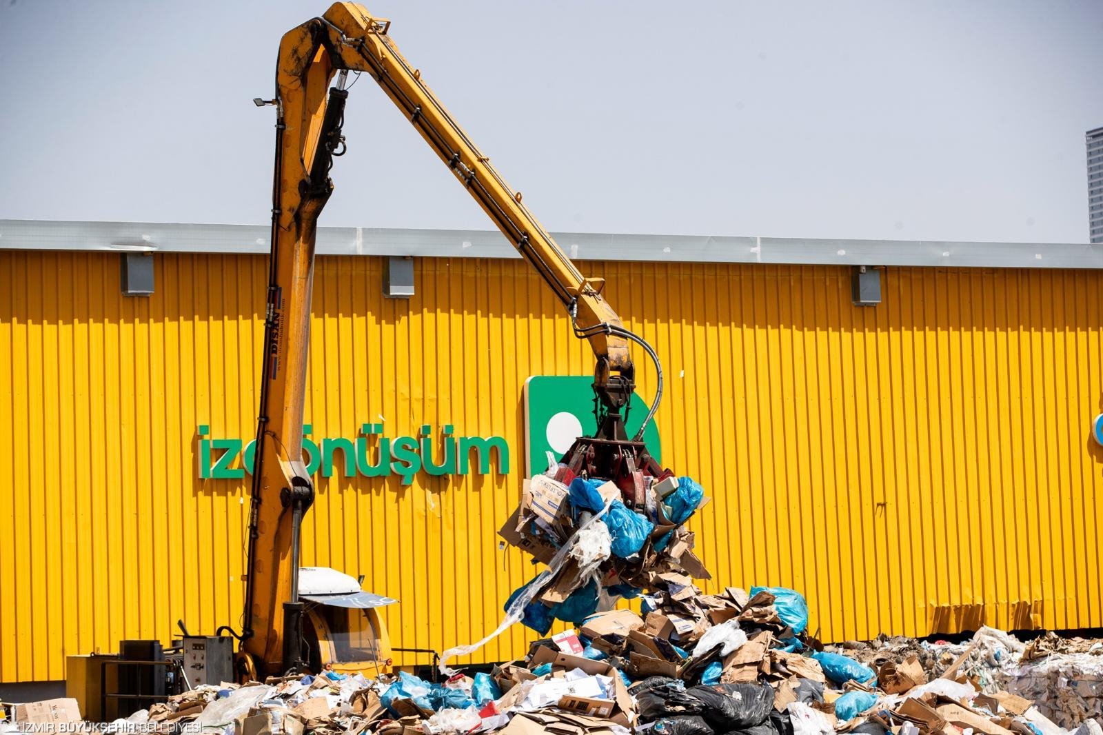 İzmir'in 'yeşil dönüşüm' hamlesi: Atıktan elektrik evde geri dönüşüm!