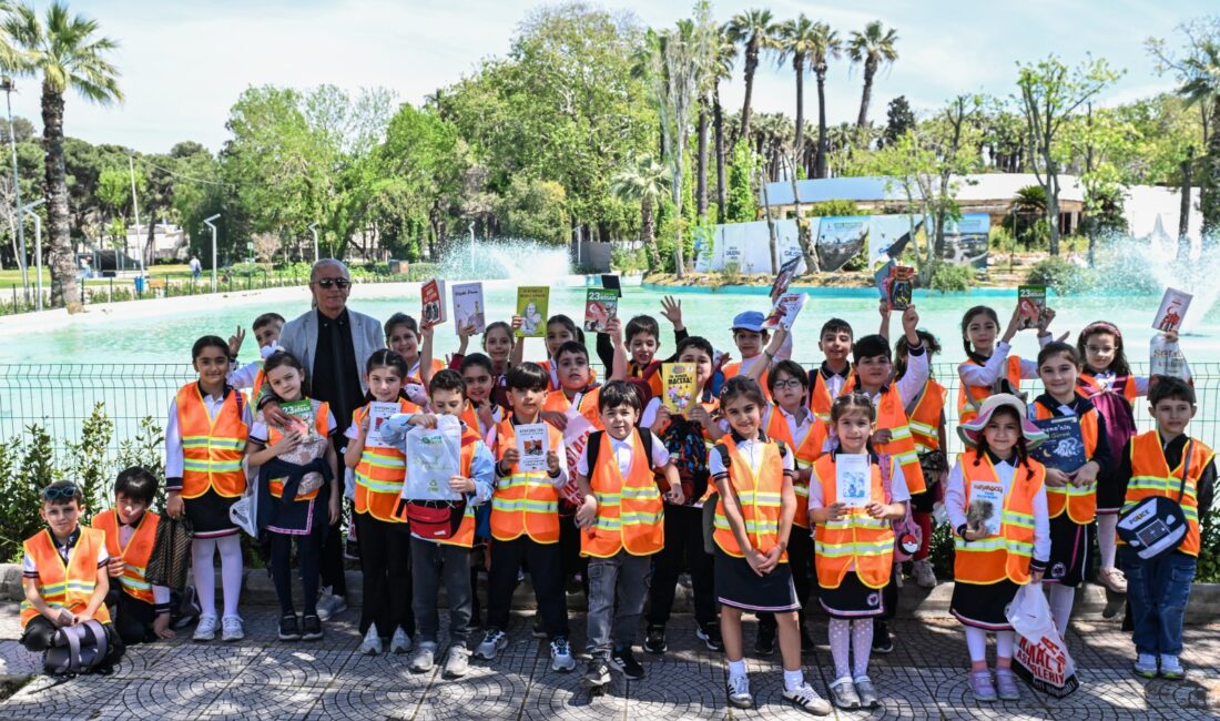 7. İzmir Kitap Fuarı, sabahın erken saatlerinden itibaren öğretmenleriyle birlikte